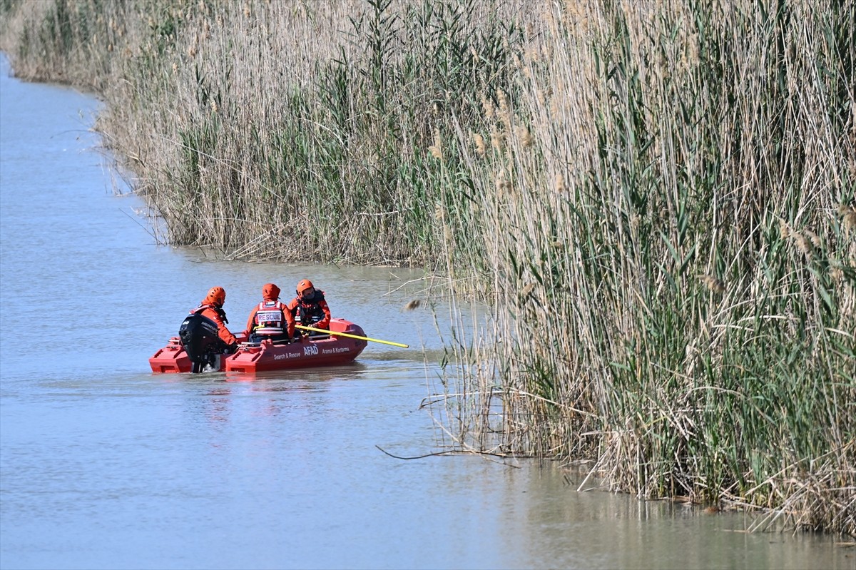 Adana'nın Karataş ilçesinde 5 gün önce kaybolan 7 yaşındaki çocuğu arama çalışmaları sürüyor....
