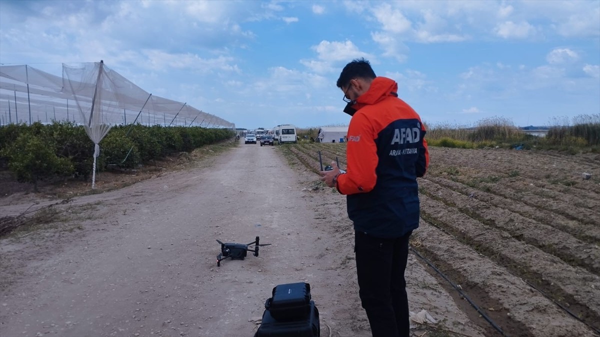 Adana'nın Karataş ilçesinde iki gün önce kaybolan 7 yaşındaki çocuğu arama çalışmaları...