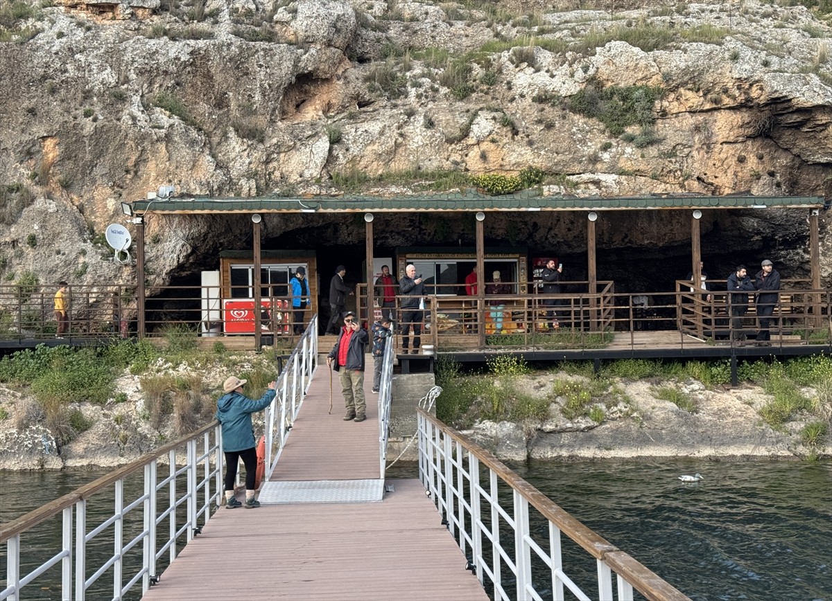 Adıyaman'da, Atatürk Baraj Gölü kıyısında bulunan Kızılin Kanyonu'nda ziyaretçi yoğunluğu...
