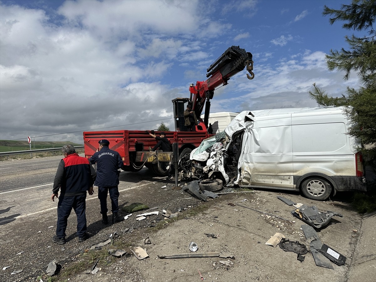 Adıyaman'ın Kahta ilçesinde hafriyat kamyonu ile minibüsün çarpışması sonucu 1 kişi öldü, 1 kişi...