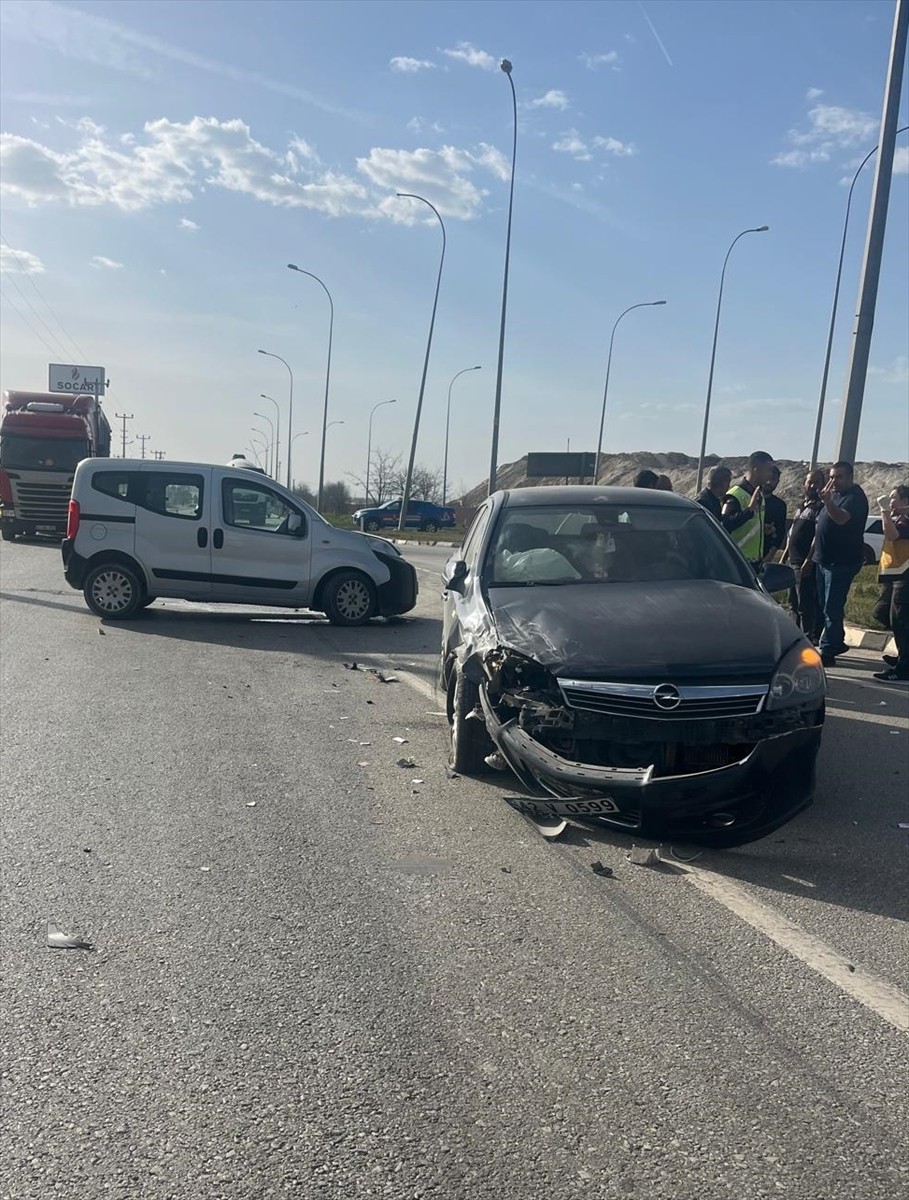 Afyonkarahisar'da hafif ticari araç ile otomobilin çarpışması sonucu 5 kişi yaralandı.