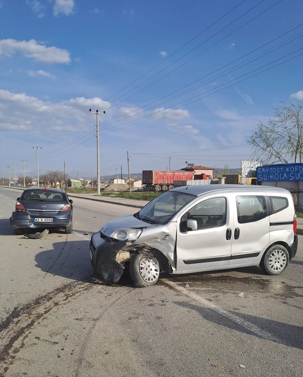 Afyonkarahisar'da hafif ticari araç ile otomobilin çarpışması sonucu 5 kişi yaralandı.