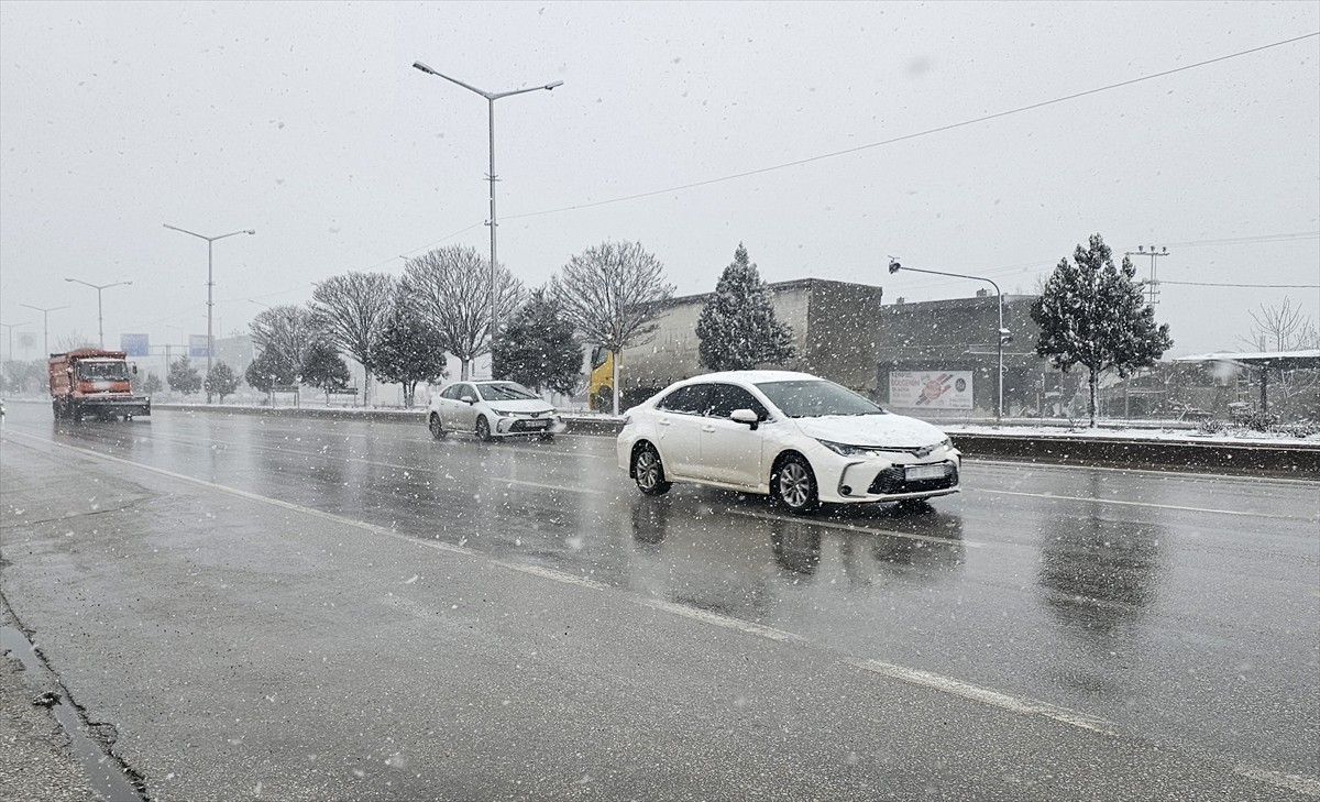 Afyonkarahisar'da kar yağışı etkisini gösteriyor.