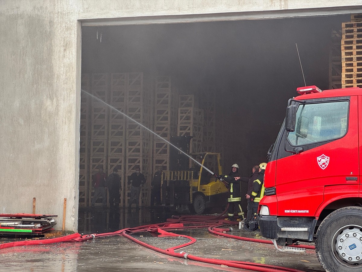 Afyonkarahisar'da kereste fabrikasında çıkan yangın itfaiye ekiplerinin müdahalesiyle...