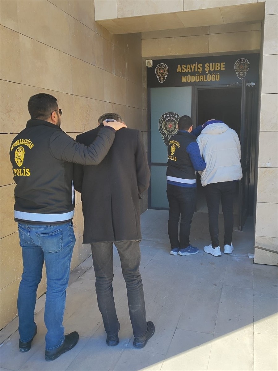 Afyonkarahisar'da, kuyumculara sahte altın satarak dolandırıcılık yaptığı iddiasıyla 2 kişi...