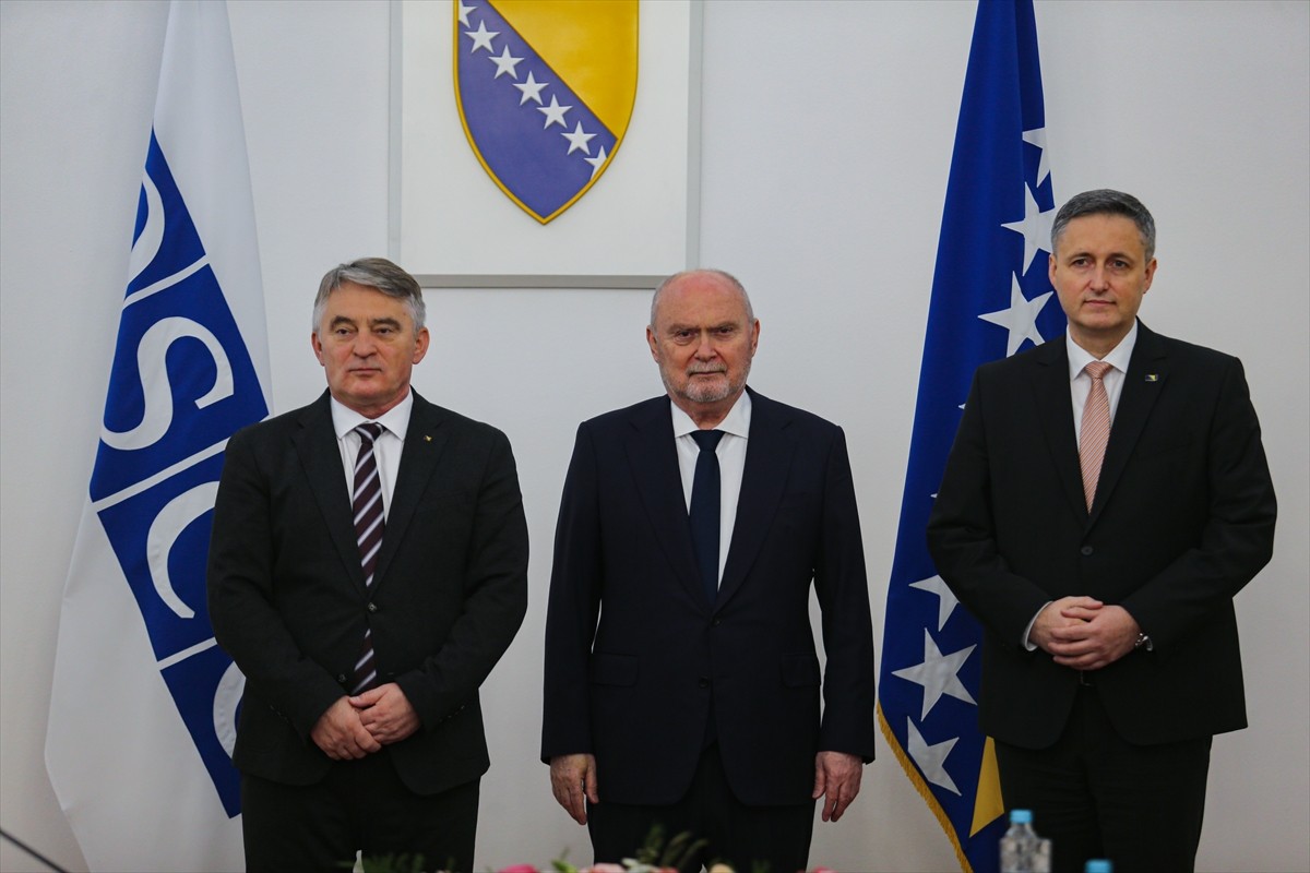 AGİT Genel Sekreteri Feridun Sinirlioğlu (ortada), resmi ziyaret gerçekleştirdiği başkent...