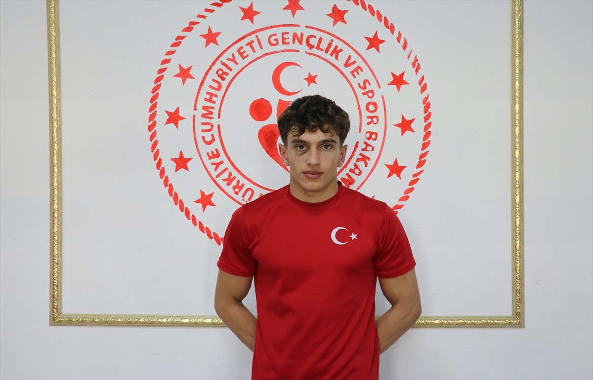 Ağrı'nın Eleşkirt ilçesinde yaşayan milli güreşçi Hamza Yerlikaya (sol 2), adaşı olan "Asrın...