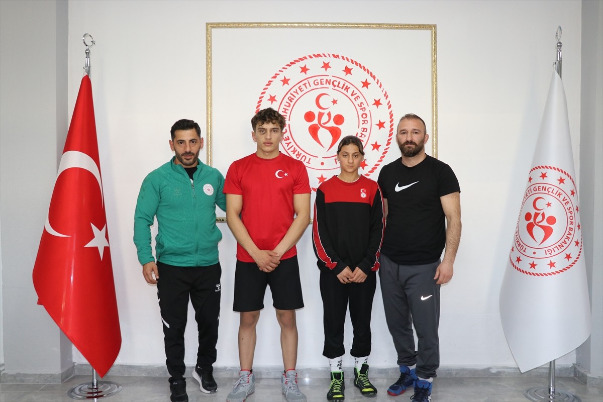 Ağrı'nın Eleşkirt ilçesinde yaşayan milli güreşçi Hamza Yerlikaya (sol 2), adaşı olan "Asrın...