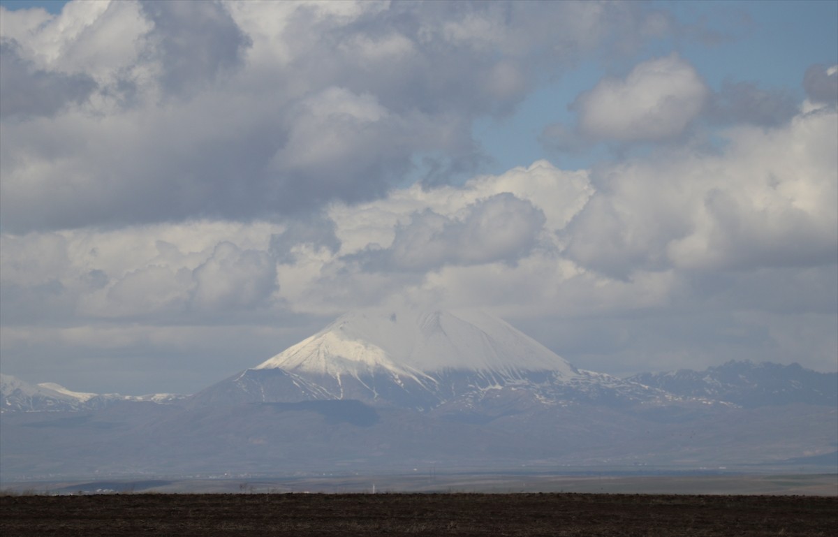 Ağrı'nın Eleşkirt ilçesindeki 3 bin 433 metre yüksekliğe sahip Kösedağ, baharda kar yağışıyla...