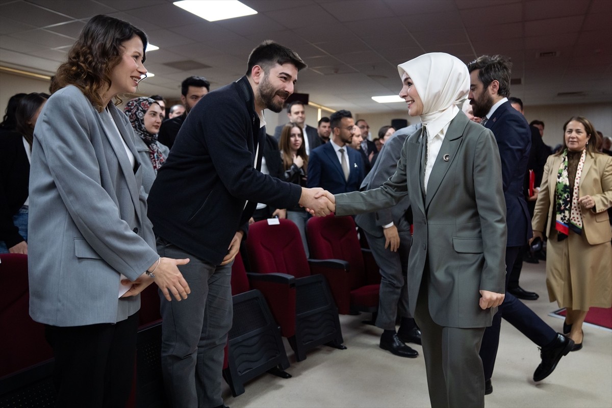Aile ve Sosyal Hizmetler Bakanı Mahinur Özdemir Göktaş (sağda), Bakanlıkta düzenlenen Aile ve...
