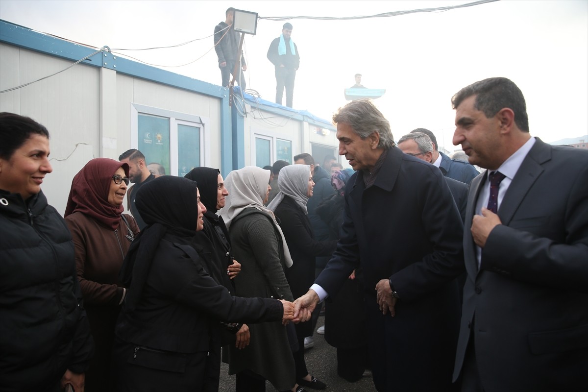 AK Parti Genel Başkan Yardımcısı Mustafa Demir (sağ2), AK Parti Hatay İl Başkanlığı'na geldi....
