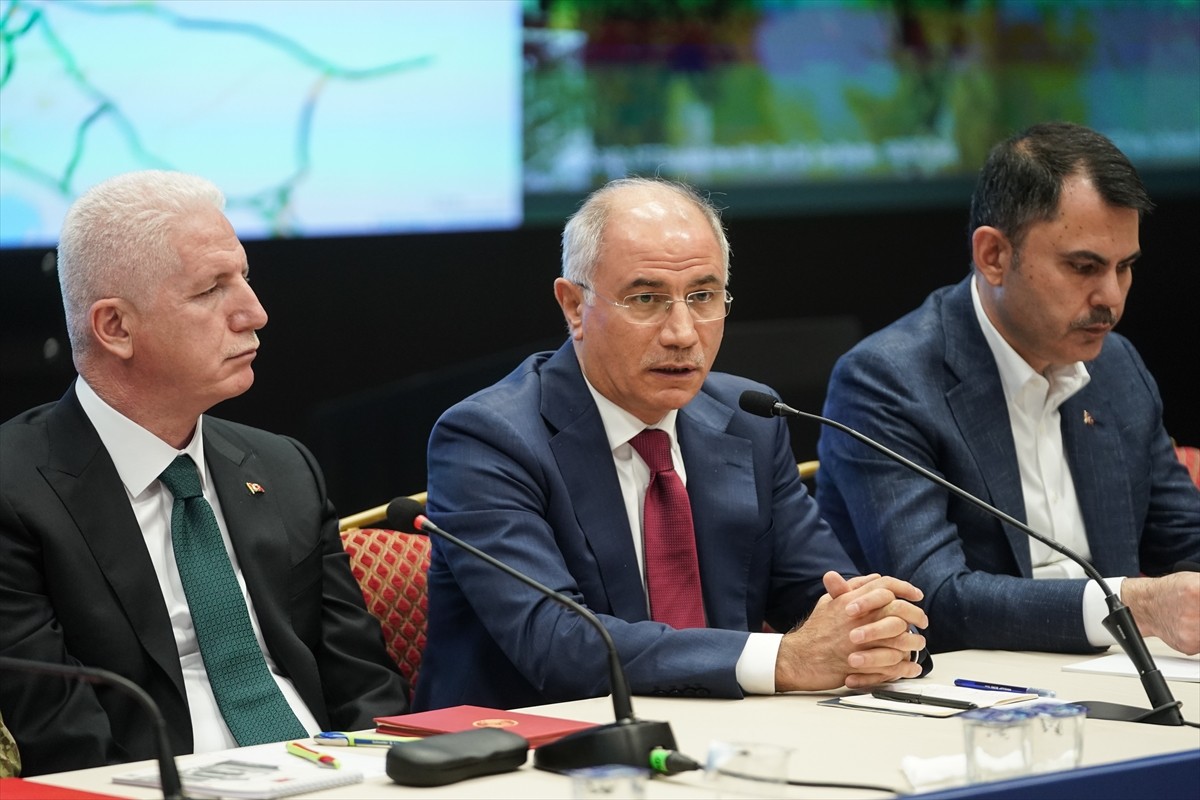 AK Parti Genel Başkanvekili Efkan Ala (ortada), İstanbul İl Afet ve Acil Durum Müdürlüğü'nde...