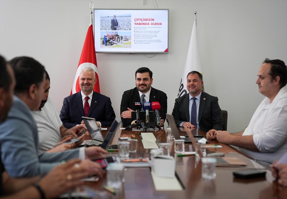 AK Parti Genel Sekreteri Eyyüp Kadir İnan (sol 2), İzmir'deki Menemen Belediyesi'ni ziyaret etti....