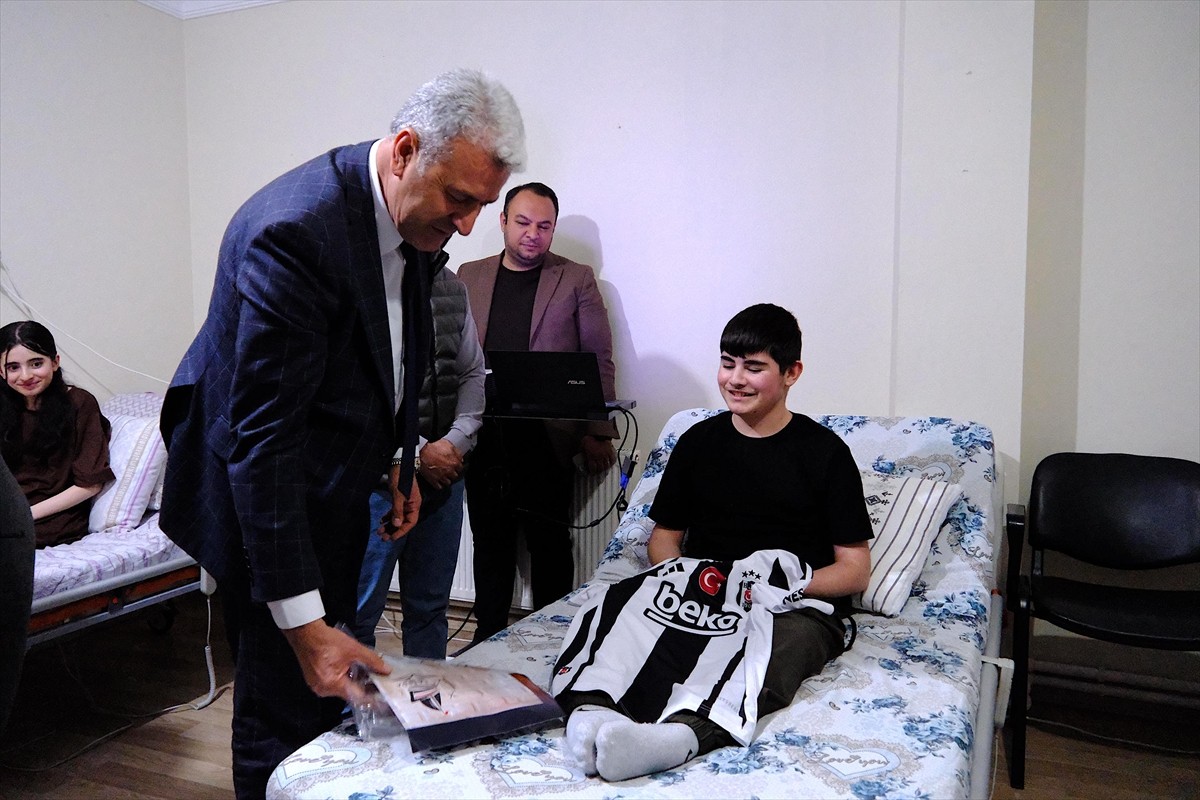 AK Parti Tuşba İlçe Başkanı Ümit Kanan ve yönetimi, Abdurrahman Gazi Mahallesi'nde yaşayan kas...