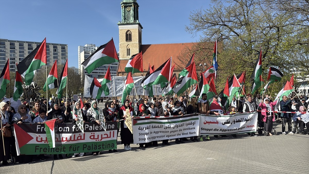 Almanya'nın başkenti Berlin'de İsrail'in Gazze'ye ve Batı Şeria'ya yönelik saldırıları protesto...
