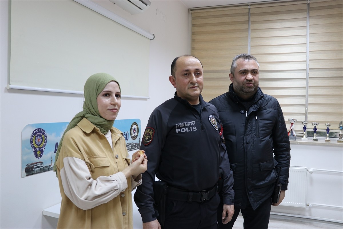 Amasya'da polis memuru yolda bulduğu altını sahibine teslim etti.