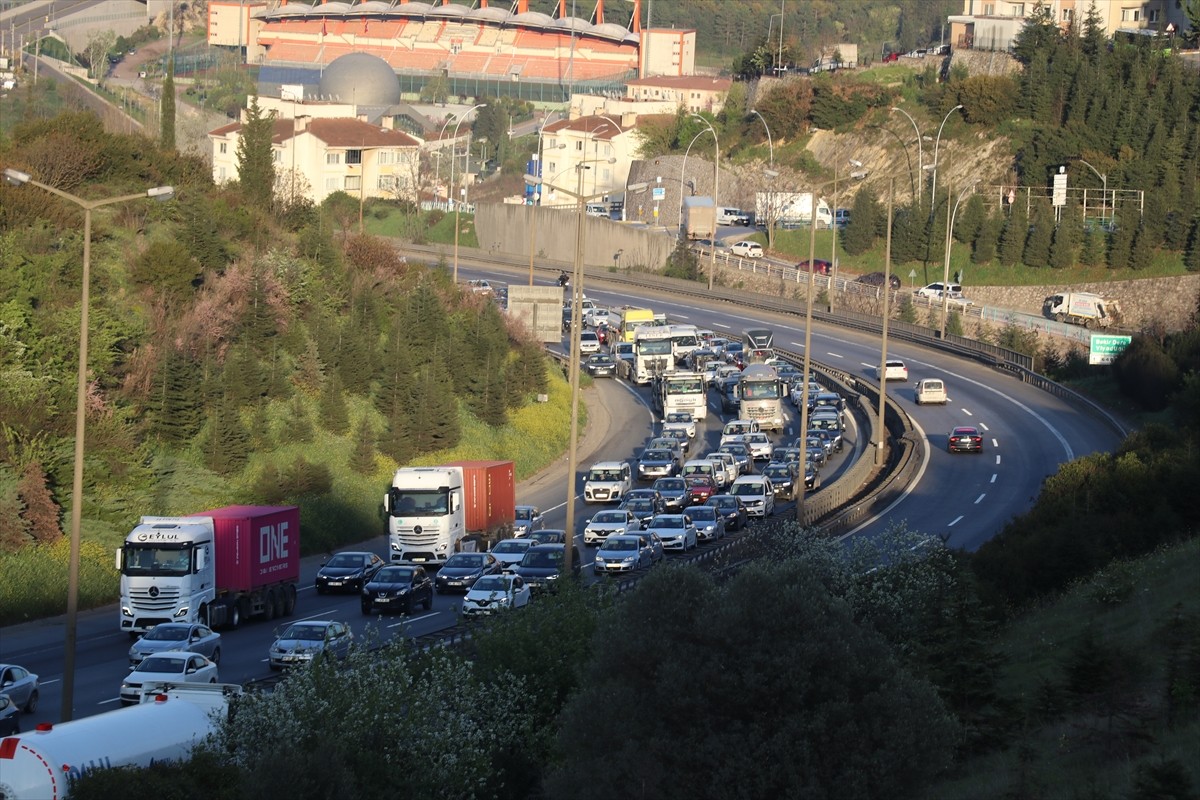 Anadolu Otoyolu'nun Kocaeli kesimi İstanbul istikametinde Ramazan Bayramı tatilinden dönenler...