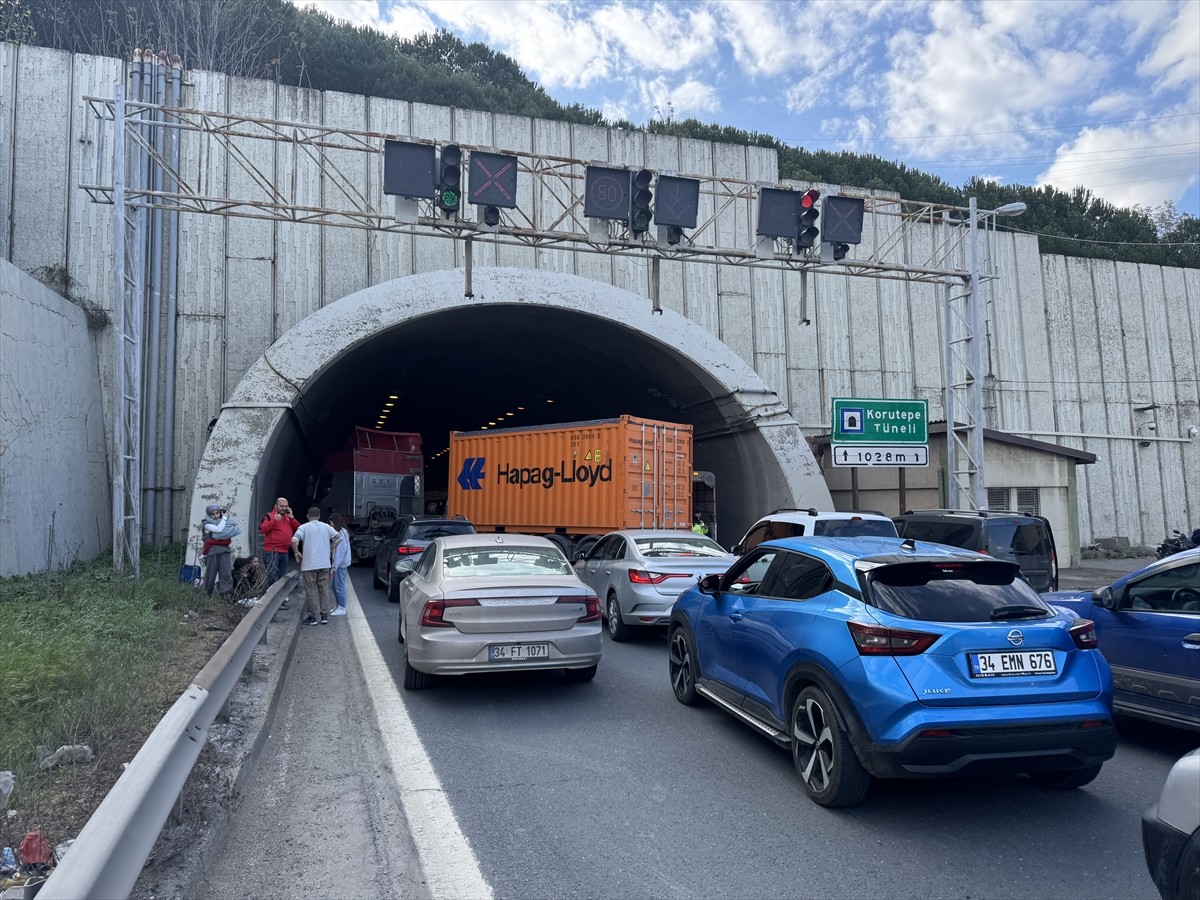 Anadolu Otoyolu'nun Kocaeli kesiminde meydana gelen zincirleme kaza nedeniyle İstanbul...