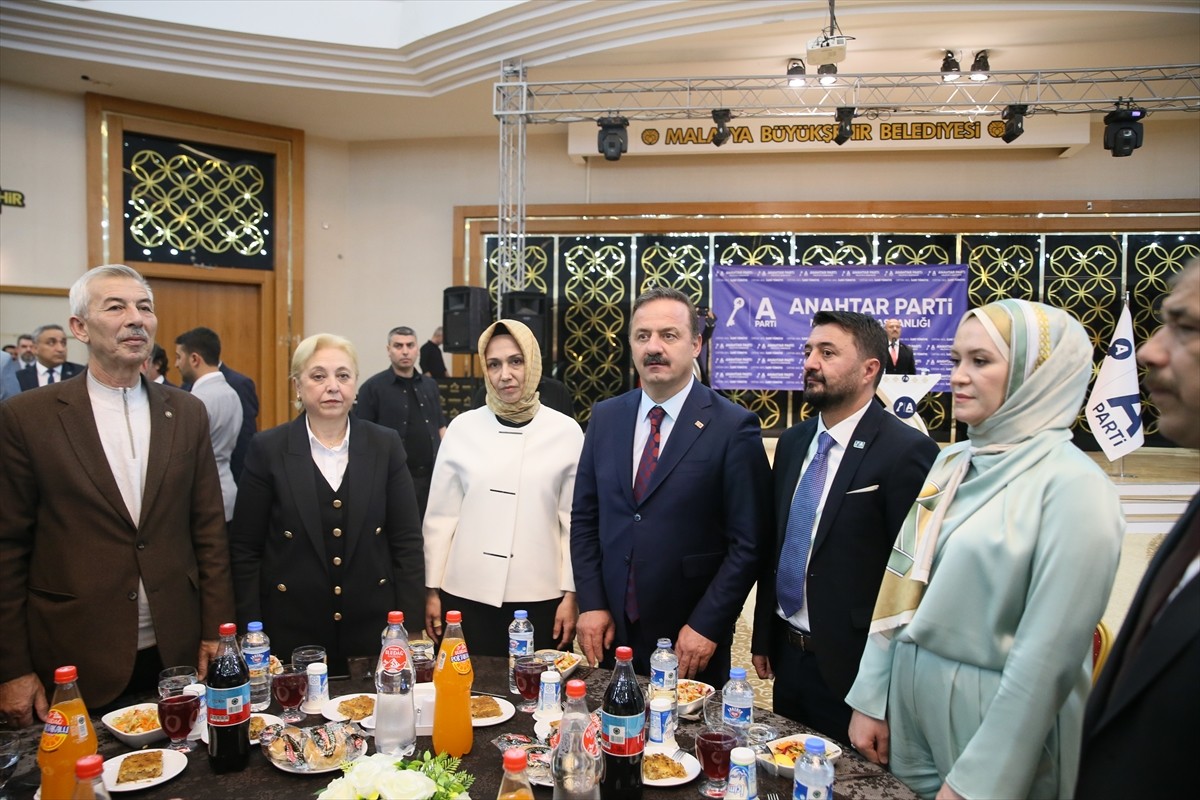 Anahtar Parti (A Parti) Genel Başkanı Yavuz Ağıralioğlu (sağ 3), Malatya'da sivil toplum...