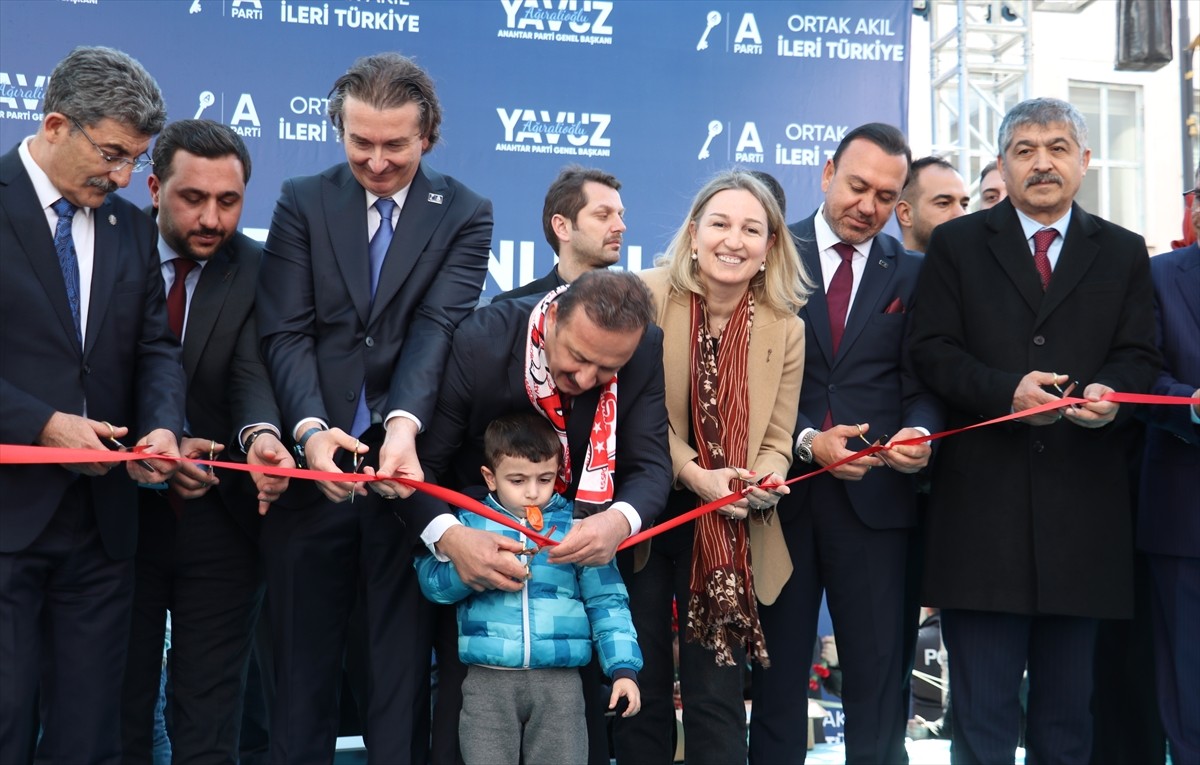 Anahtar Parti Genel Başkanı Yavuz Ağıralioğlu, partisinin Sivas İl Başkanlığı binasının açılışında...