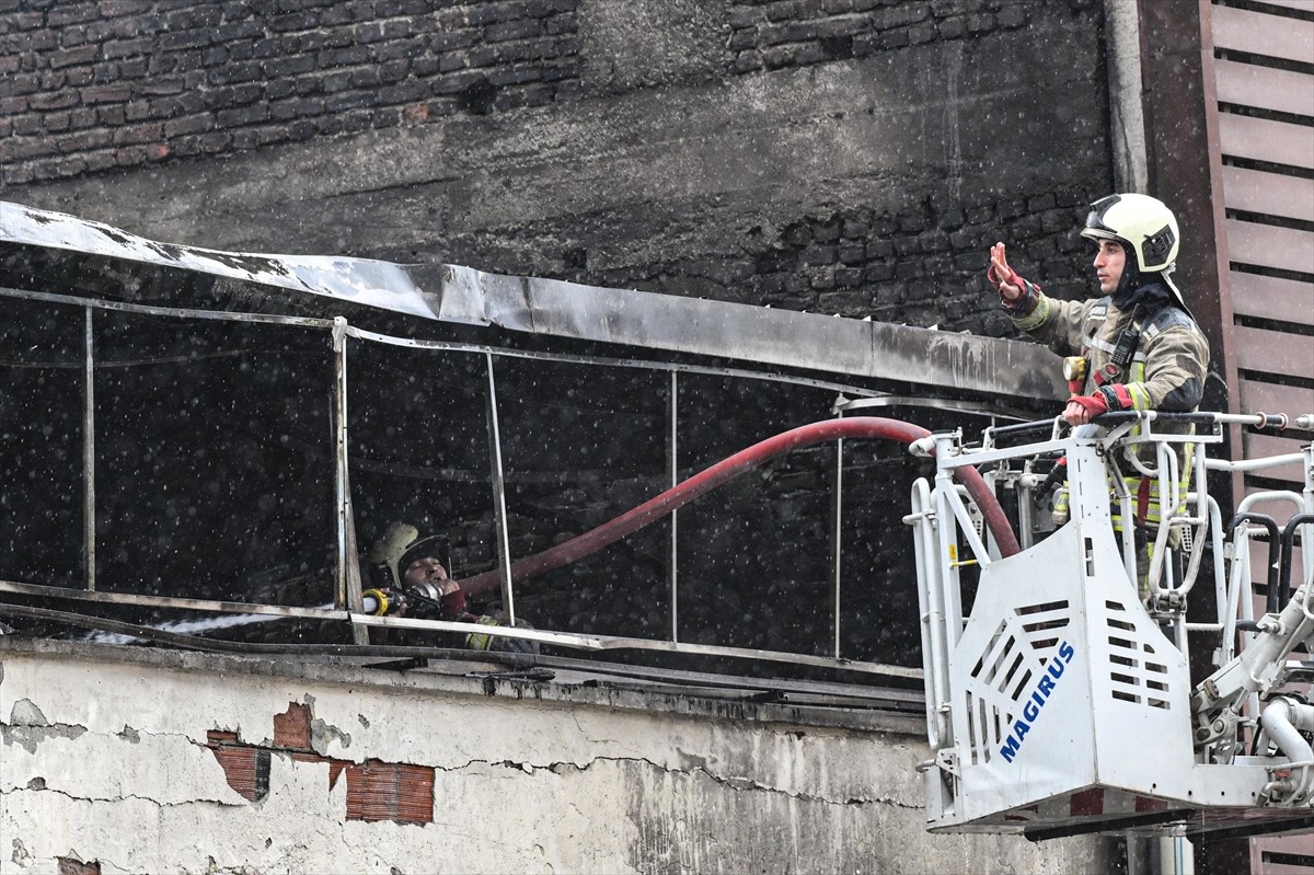 Ankara'nın Altındağ ilçesindeki mobilya atölyesinde çıkan yangın, itfaiye ekiplerince kontrol...