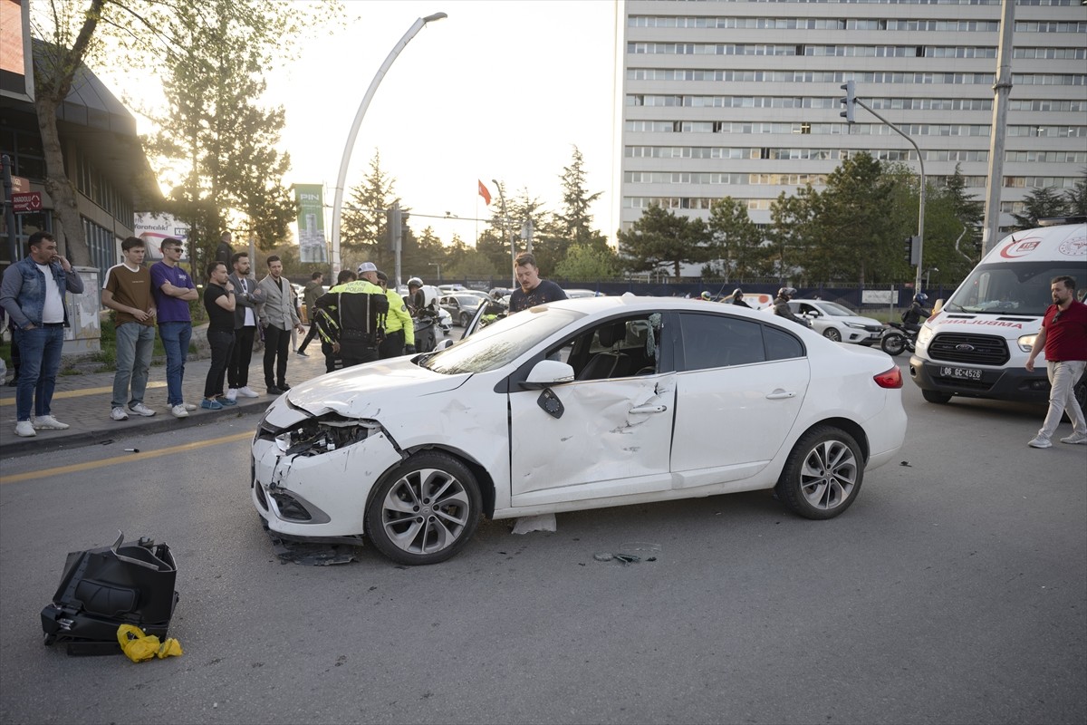 Ankara'nın Çankaya ilçesinde motosikletin otomobille çarpıştığı kazada 2 kişi yaralandı.