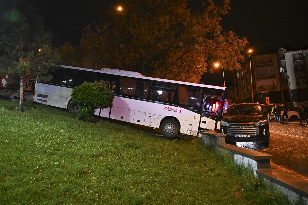 Ankara'nın Etimesgut ilçesinde park halindeyken freni boşalan ve hareket eden işçi servisi...
