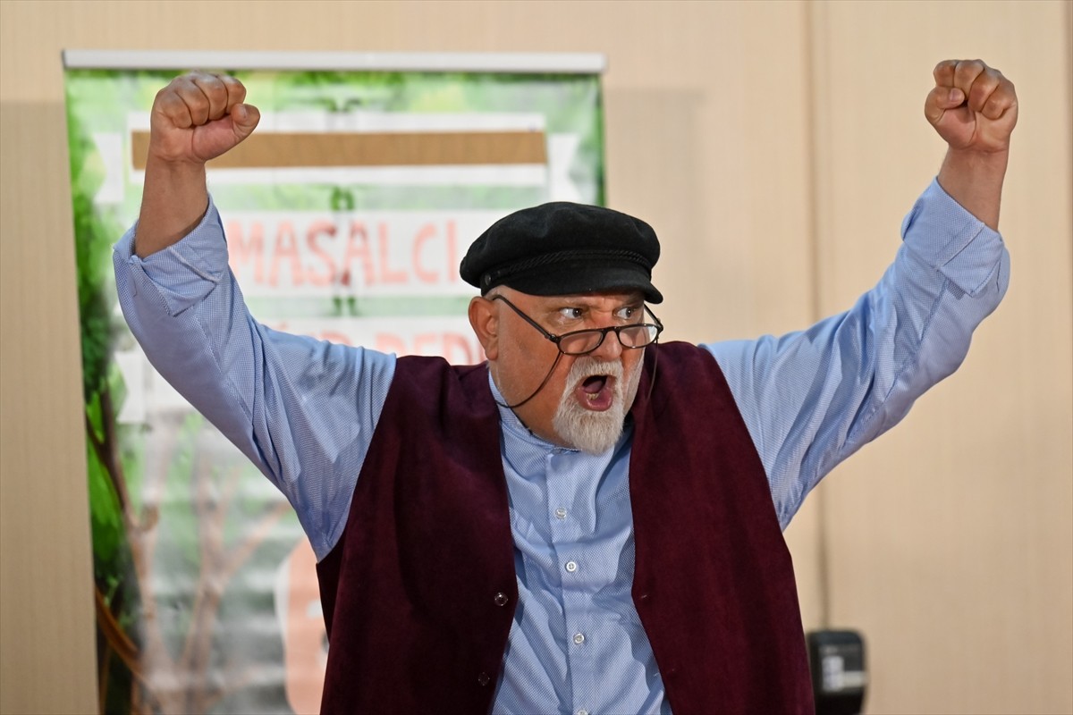 Ankara Devlet Tiyatrosu Müdürlüğü tarafından bu yıl 20'ncisi düzenlenen "Küçük Hanımlar Küçük...