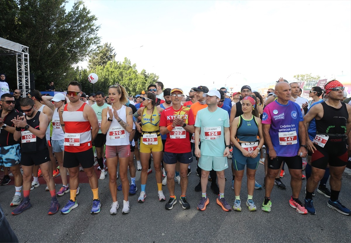 Antalya'da bu yıl 20'ncisi düzenlenen Uluslararası Runtalya Maratonu'nda, 65 ülkeden 1800'ü...