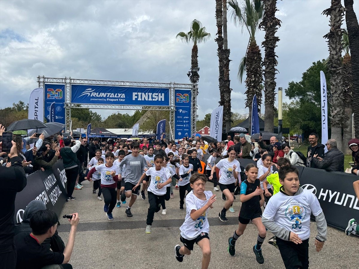 Antalya'da düzenlenen 20. Uluslararası Runtalya Maratonu, 20 ülkeden 500 minik çocuğun yağmur...