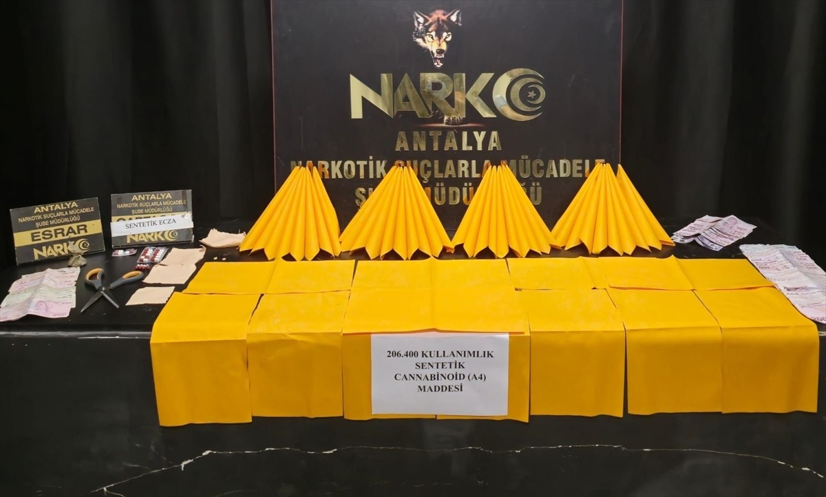 Antalya'da düzenlenen uyuşturucu operasyonunda yakalanan 16 zanlı hakkında adli işlem başlatıldı....