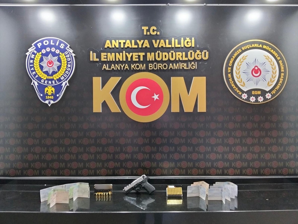 Antalya'da suç örgütlerine yönelik operasyonda gözaltına alınan 7 şüpheliden 3'ü tutuklandı....