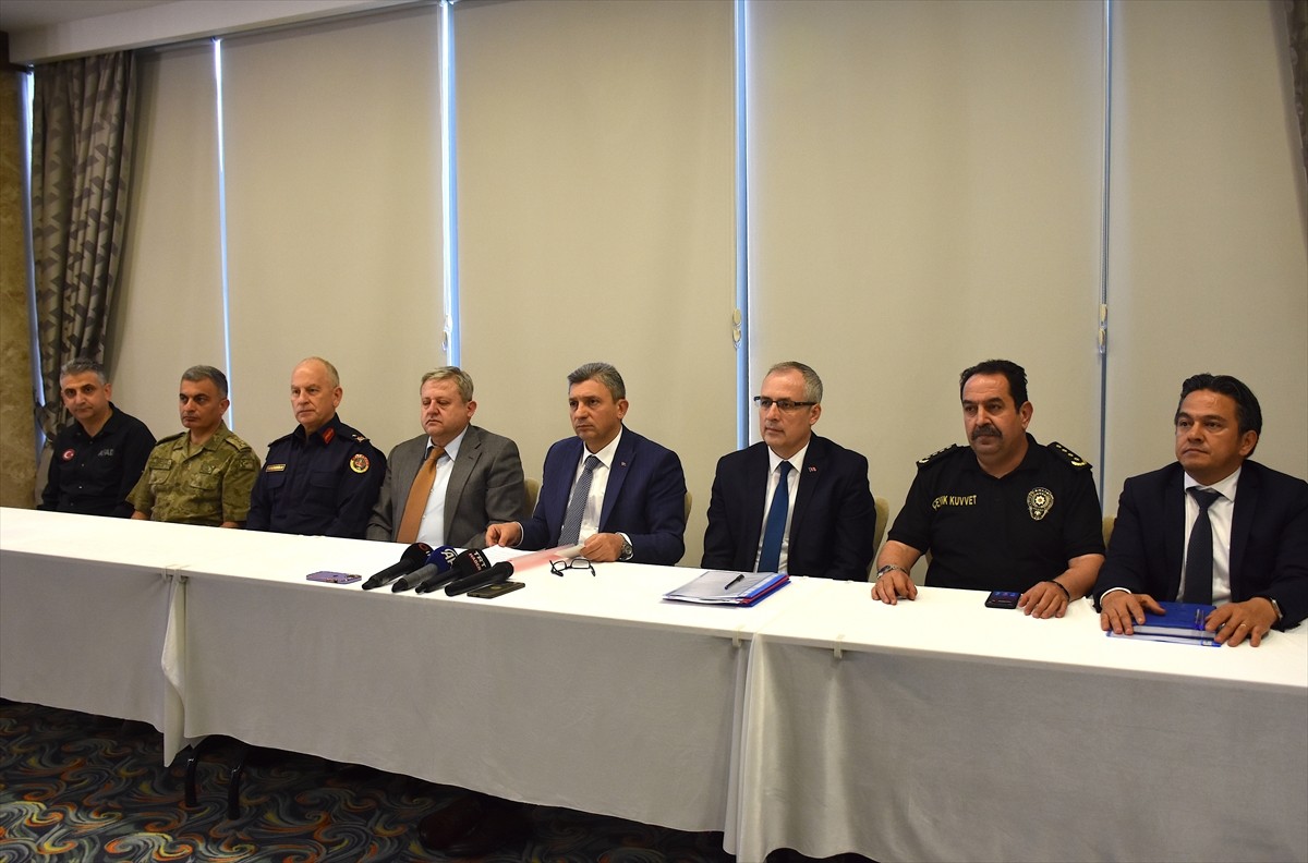 Antalya'da Vali Hulusi Şahin (sağ 4) başkanlığında Orman Yangınlarıyla Mücadele İl Komisyon...