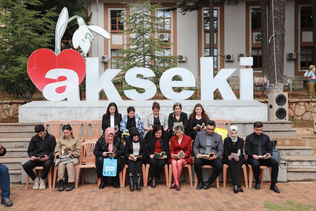Antalya'nın Akseki ilçesinde kitap okuma farkındalığı oluşturmak amacıyla Hükümet Konağı önünde...