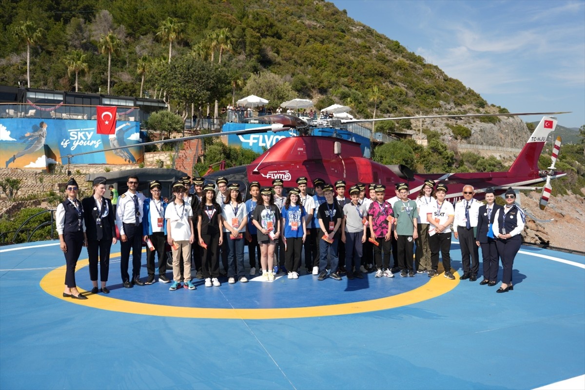 Antalya'nın Alanya ilçesinde 23 öğrenci için 23 Nisan Ulusal Egemenlik ve Çocuk Bayramı...