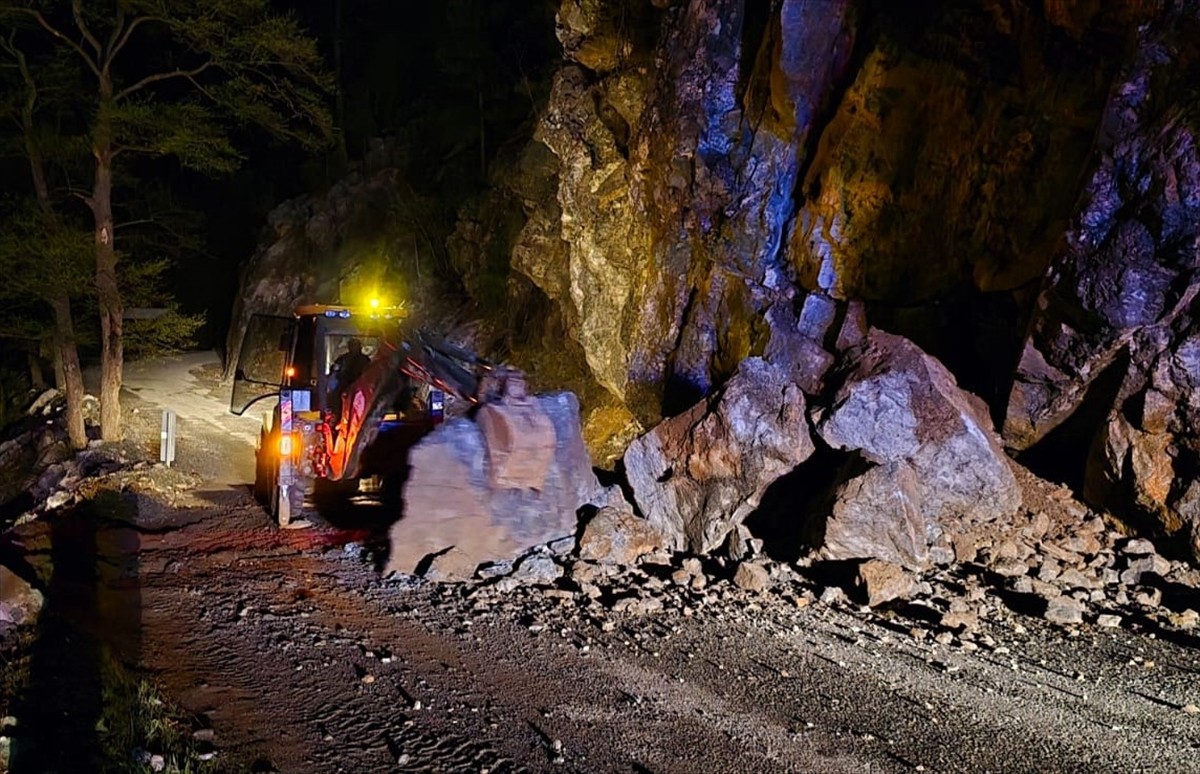 Antalya'nın Alanya ilçesinde heyelan nedeniyle kapanan Taşatan Yolu ekiplerce ulaşıma...