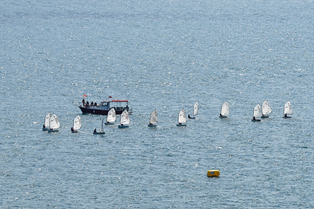 Antalya'nın Konyaaltı ilçesinde, 23 Nisan Ulusal Egemenlik ve Çocuk Bayramı kapsamında yelken...