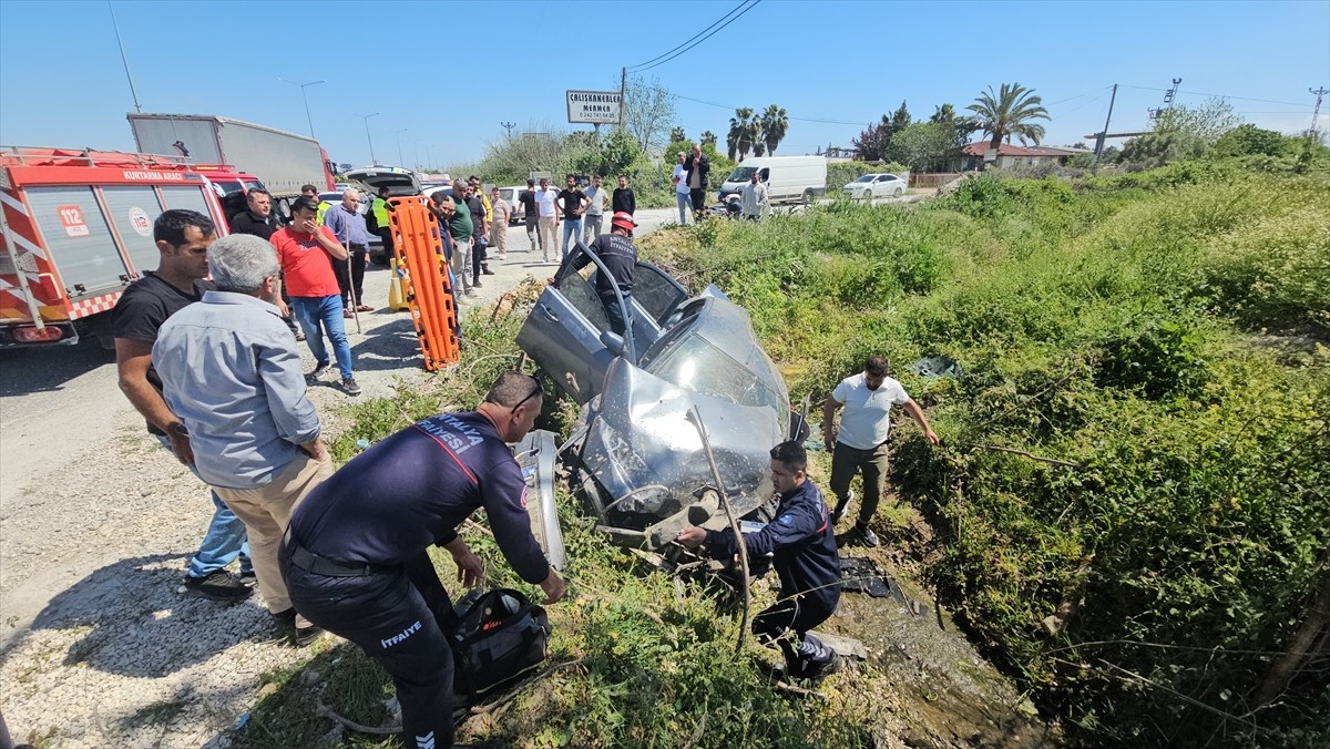 Antalya'nın Manavgat ilçesinde otomobilin kanala devrilmesi sonucu 2 kişi yaralandı. İhbar üzerine...
