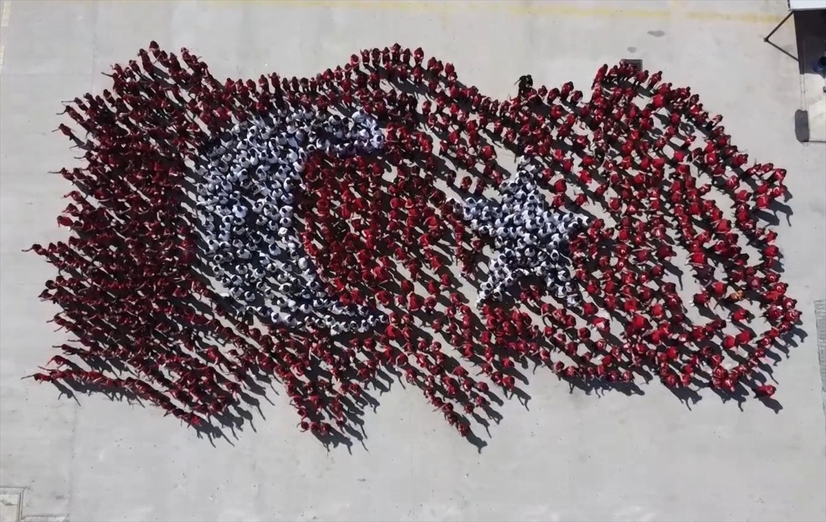 Antalya'nın Serik ilçesinde 1300 öğrenci, 23 Nisan Ulusal Egemenlik ve Çocuk Bayramı etkinlikleri...