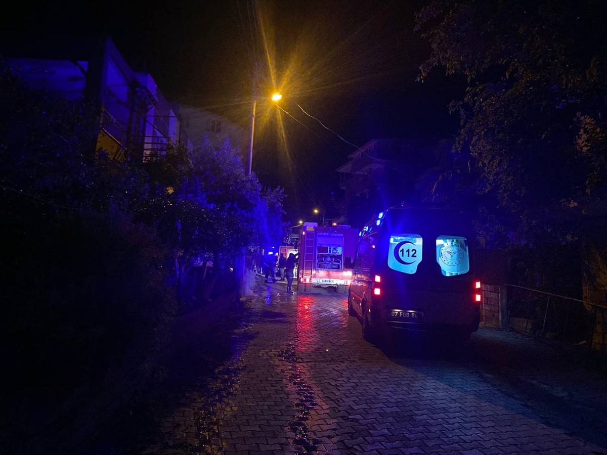 Antalya'nın Serik ilçesinde annesiyle tartışan kişi evini ateşe verdi.