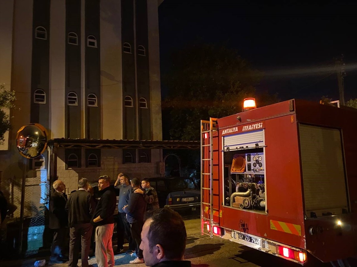 Antalya'nın Serik ilçesinde düğündeki gelin ve damadın evinde çıkan yangın itfaiye ekiplerince...