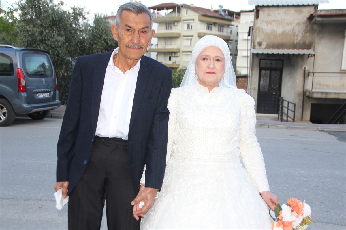 Antalya'nın Serik ilçesinde kaçarak evlenen Yılmaz çifti, 45 yıl sonra gelinlik ve damatlık giyip...