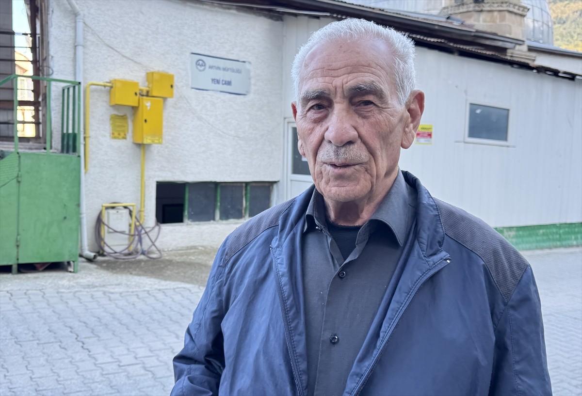 Artvin'de, 1973 yılında arazi şartları nedeniyle yolun kapanmaması için bir kolonu mahalle yolu...