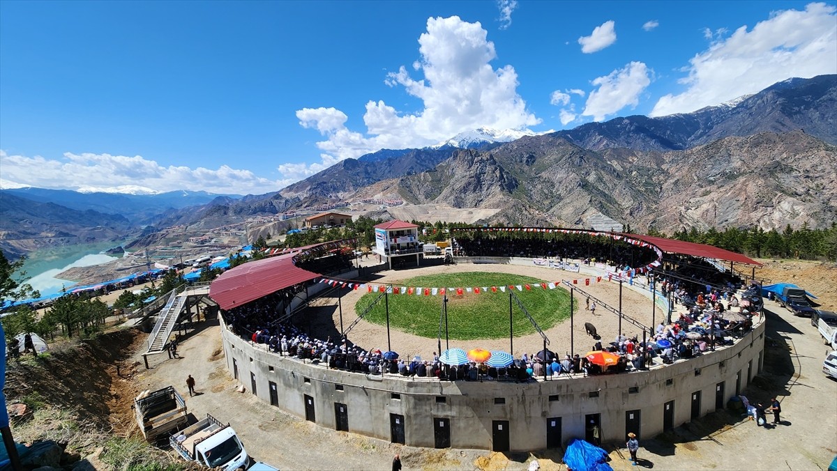 Artvin'in Yusufeli ilçesinde belediye tarafından Orman Parkı Meydanı'ndaki arenada "Yusufeli...