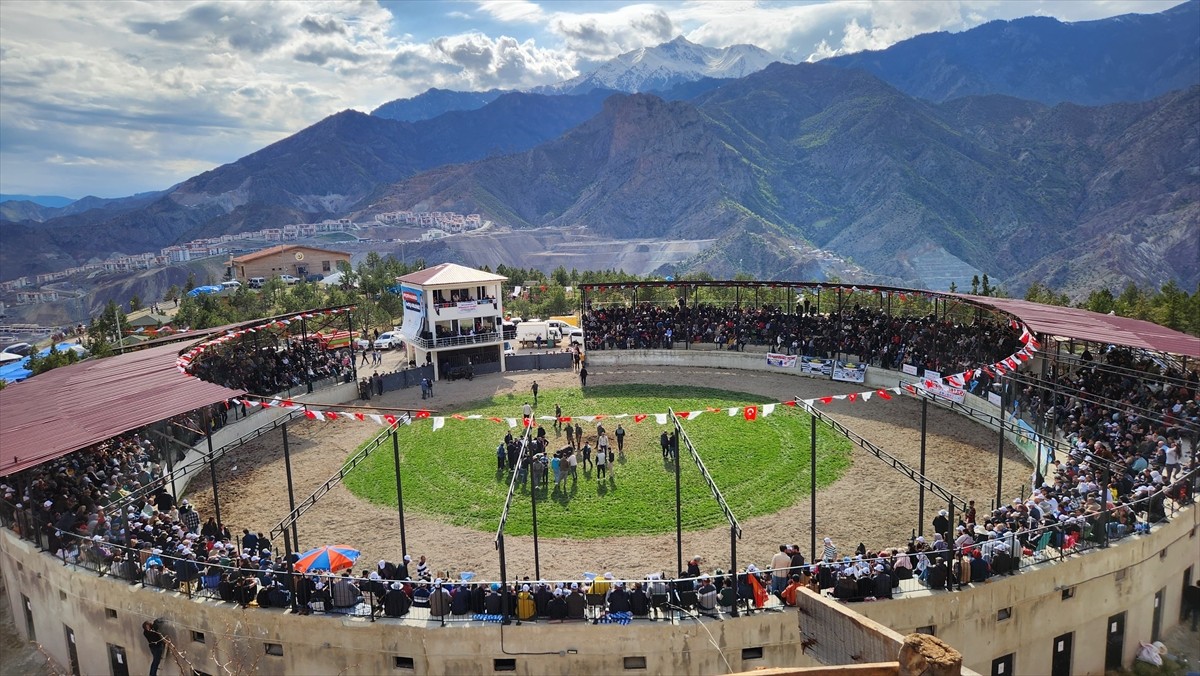 Artvin'in Yusufeli ilçesinde belediye tarafından Orman Parkı Meydanı'ndaki arenada "Yusufeli...