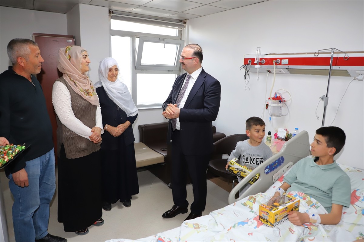 Atatürk Üniversitesi Rektörü Prof. Dr. Ahmet Hacımüftüoğlu (sağ 2), üniversite hastanesinde tedavi...