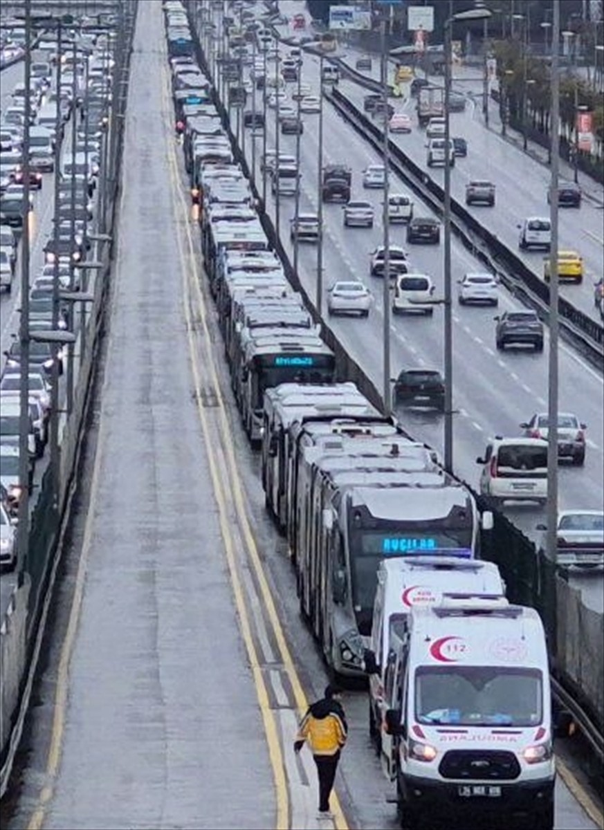 Avcılar'da durakta bekleyen bir metrobüse arkadan gelen başka bir metrobüsün çapması sonucu ilk...