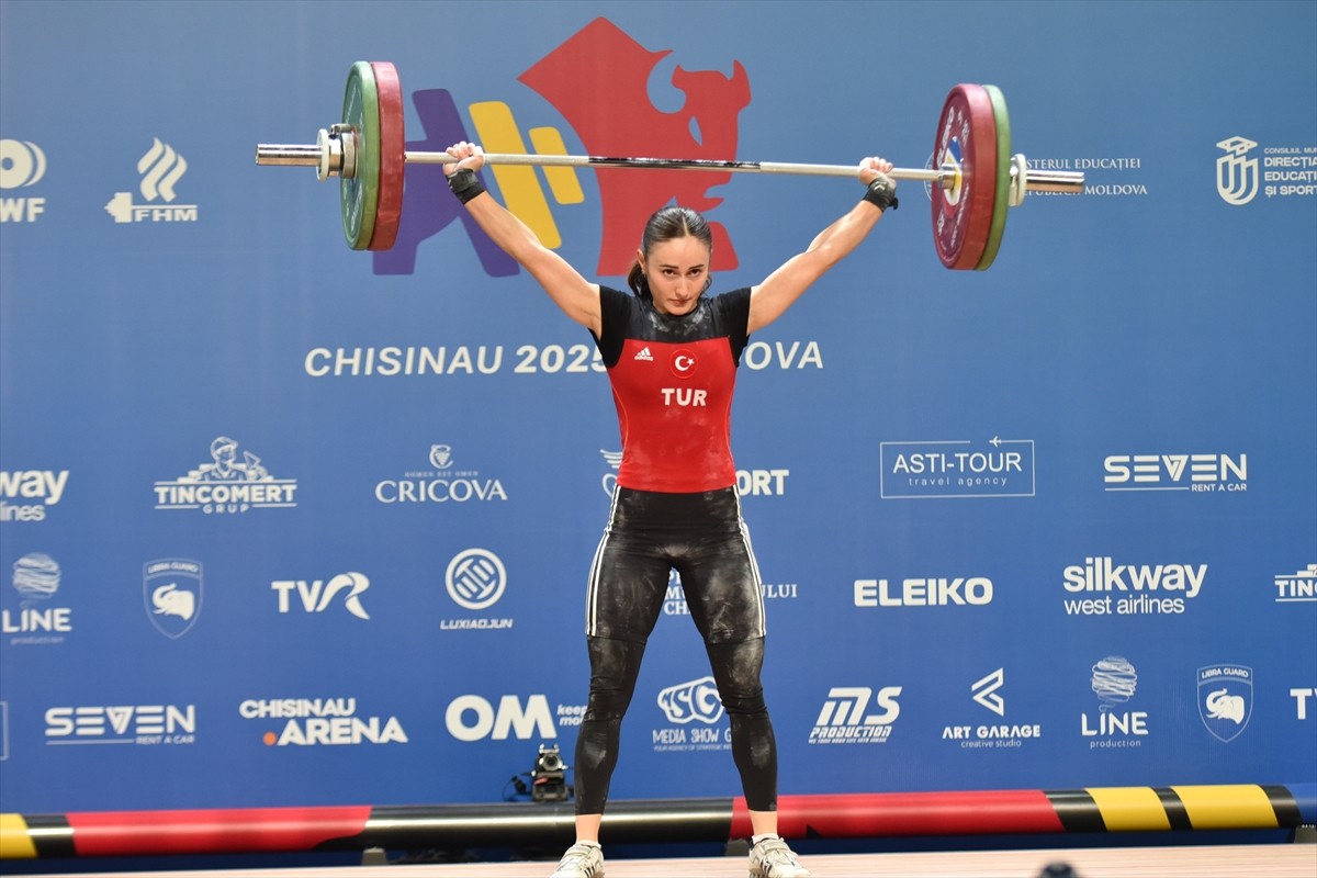 Avrupa Halter Şampiyonası'nda kadınlar 55 kiloda mücadele eden milli sporculardan Cansel Özkan...