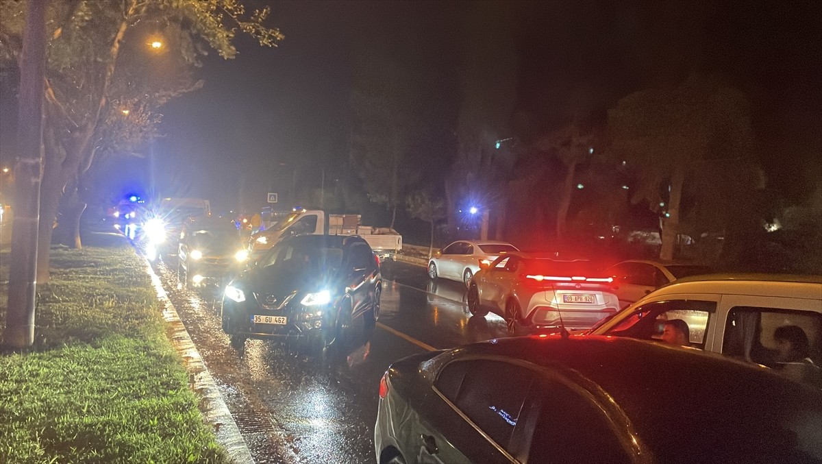 Aydın'da akşam saatlerinde başlayan ve giderek şiddetini artıran fırtına ve sağanak, hayatı...