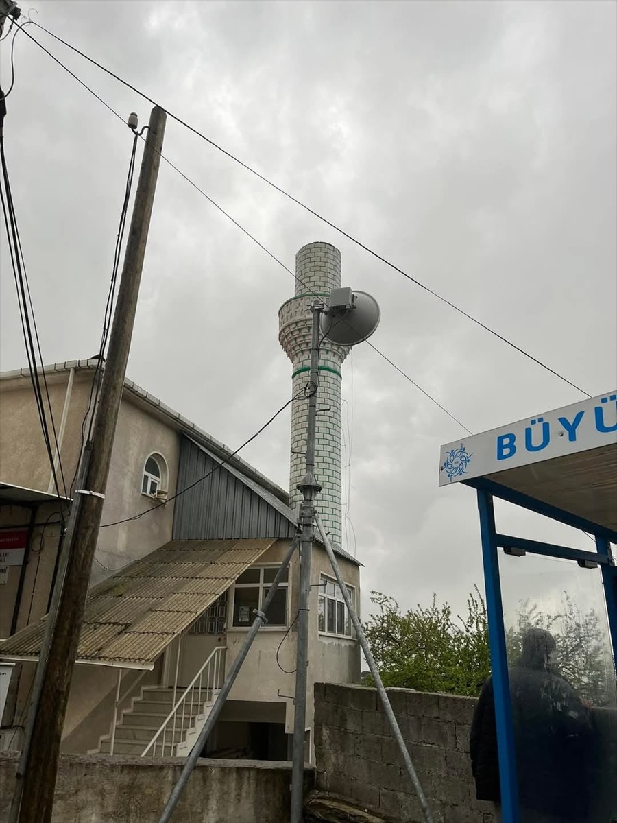 Aydın'da etkili olan fırtına çeşitli ilçelerde çatıları uçurdu, ağaçları devirdi. Çatıların...